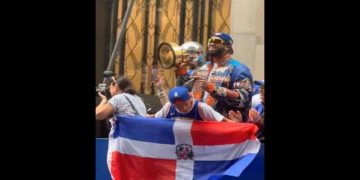 La bandera dominicana se roba miradas en el desfile de campeonato de los Knicks en Nueva York