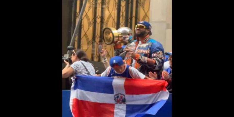 La bandera dominicana se roba miradas en el desfile de campeonato de los Knicks en Nueva York