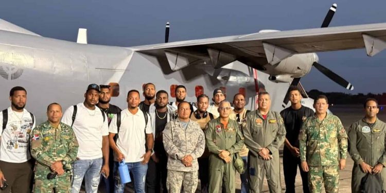El Gobierno retorna al país peloteros dominicanos que estaban en Venezuela