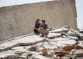 Madre excava entre las ruinas en busca de su hijo tras terremotos en Venezuela