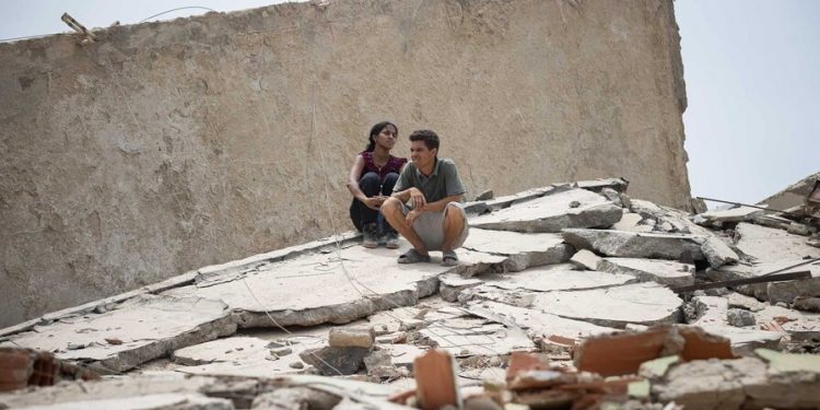 Madre excava entre las ruinas en busca de su hijo tras terremotos en Venezuela