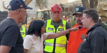 "Fuera, fuera", gritan residentes a presidenta de Venezuela en zona afectada por terremotos