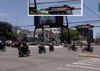Motoristas cruzan en rojo ante la vista de los agentes de tránsito