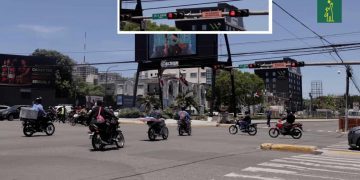 Motoristas cruzan en rojo ante la vista de los agentes de tránsito