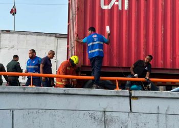 Motorista intentó rebasar una patana y terminó atrapado entre el vehículo y muro de elevado