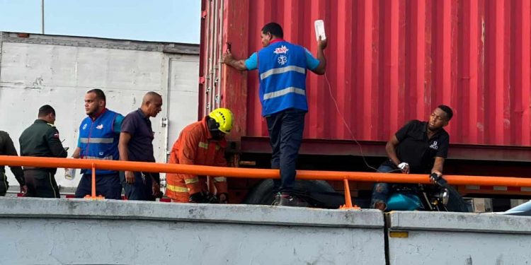 Motorista intentó rebasar una patana y terminó atrapado entre el vehículo y muro de elevado