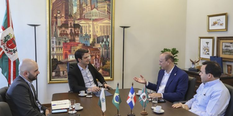 Santiago y Curitiba establecerán cooperación en municipalidad inteligente