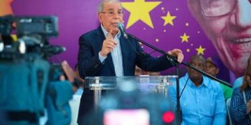Danilo Medina asegura que el PLD volverá al poder en 2028 y manda a peledeístas a la calle