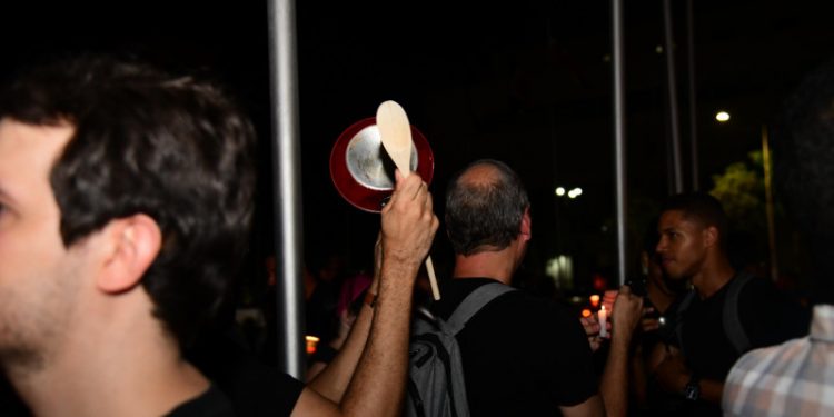 Por cuarta noche consecutiva resuenan cacerolazos en sectores del Gran Santo Domingo