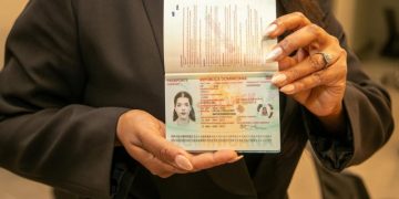 Acuerdan instalar servicios de renovación de pasaportes en aeropuertos del país