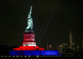 La Estatua de la Libertad brilla para celebrar la independencia de EEUU