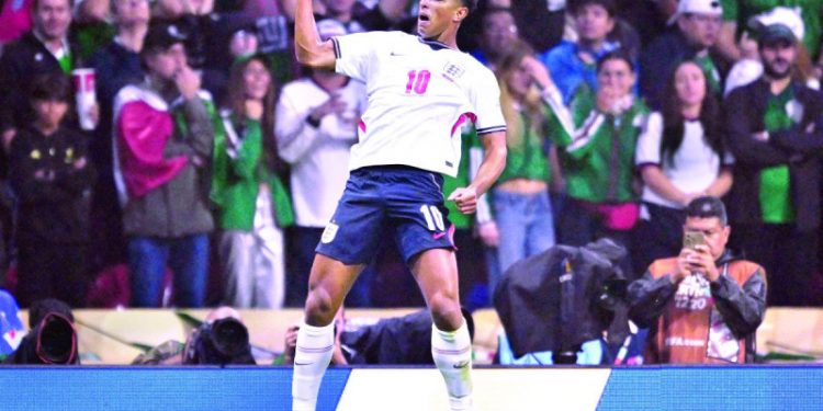 Inglaterra le gana a México en el Azteca y se mete en cuartos del Mundial