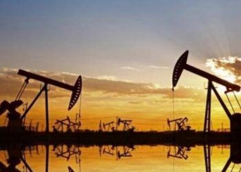Incertidumbre mundial dispara el crudo, crecimiento retrocede