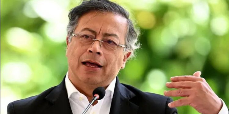 Funcinaria denuncia a Petro ante representantes