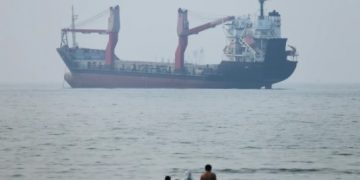 Un barco encalla en el estrecho de Ormuz por no seguir ruta aprobada por Irán