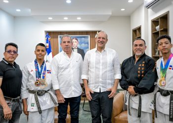 Alcalde Ulises Rodríguez apoyará a atletas de karate de Santiago que representarán al país en eventos internacionales