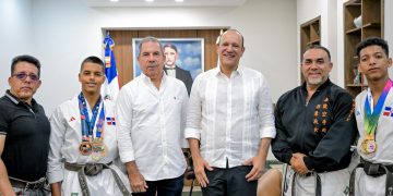 Alcalde Ulises Rodríguez apoyará a atletas de karate de Santiago que representarán al país en eventos internacionales