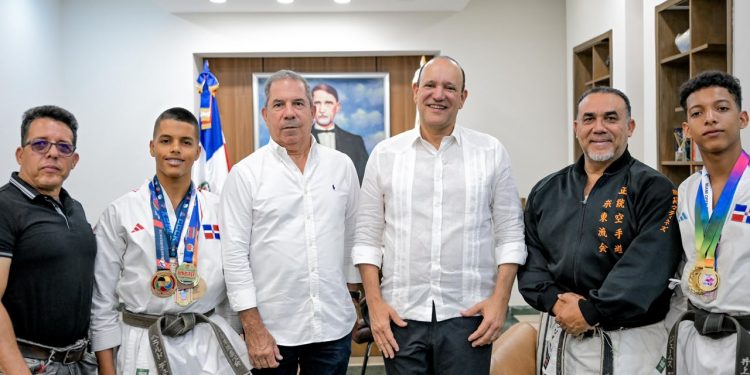 Alcalde Ulises Rodríguez apoyará a atletas de karate de Santiago que representarán al país en eventos internacionales