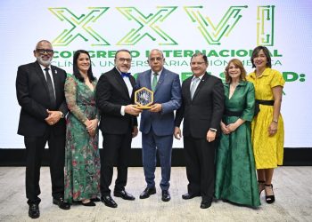 El doctor Plutarco Arias recibe el Premio Ébano Verde, máximo galardón de la Clínica Unión Médica del Norte
