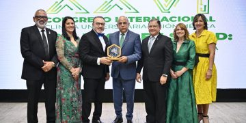 El doctor Plutarco Arias recibe el Premio Ébano Verde, máximo galardón de la Clínica Unión Médica del Norte