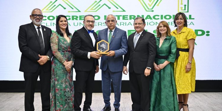 El doctor Plutarco Arias recibe el Premio Ébano Verde, máximo galardón de la Clínica Unión Médica del Norte