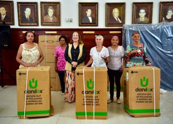 Gobernadora Rosa Santos fortalece apoyo a familias vulnerables con entrega de ayudas sociales