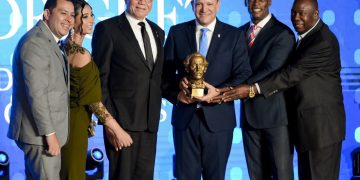 Alcalde Ulises Rodríguez recibe premio como “Personalidad Municipal” en la XI Premiación Juan Pablo Duarte de FEDODIM