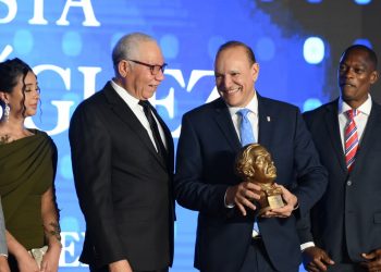 Alcalde Ulises Rodríguez recibe premio como “Personalidad Municipal” en la XI Premiación Juan Pablo Duarte de FEDODIM