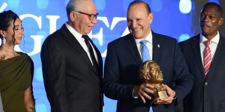 Alcalde Ulises Rodríguez recibe premio como “Personalidad Municipal” en la XI Premiación Juan Pablo Duarte de FEDODIM