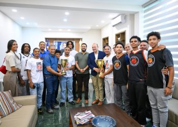 Alcalde Ulises Rodríguez recibe y felicita a Fénix Santiago por su segunda corona nacional