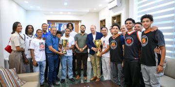 Alcalde Ulises Rodríguez recibe y felicita a Fénix Santiago por su segunda corona nacional