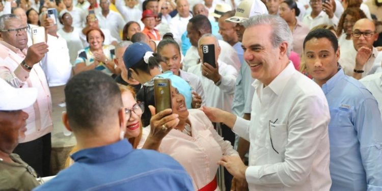 Presidente Abinader participará en toma de posesión del nuevo obispo Andrés Napoleón Romero Cárdenas y supervisará avances de los trabajos de la presa de Guaigüí en La Vega este sábado