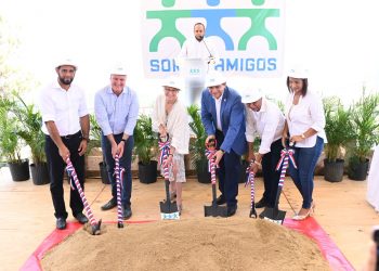 Daniel Rivera participa en primer picazo de centro de salud que construirá Fundación Somos Amigos