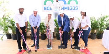 Daniel Rivera participa en primer picazo de centro de salud que construirá Fundación Somos Amigos