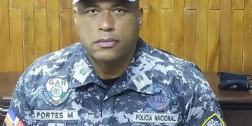 General retirado de la Policía muere tras desplomarse durante torneo de baloncesto