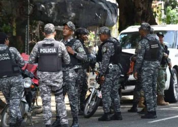 Reforma policial prohíbe revisar genitales y elimina rango de raso