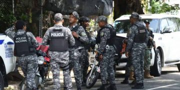 Reforma policial prohíbe revisar genitales y elimina rango de raso