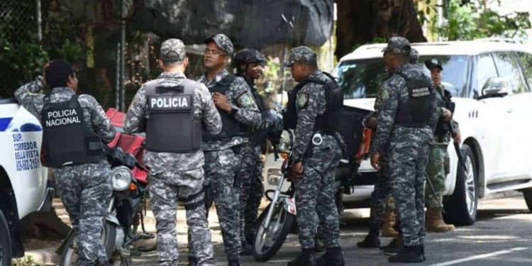 Reforma policial prohíbe revisar genitales y elimina rango de raso