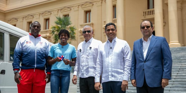 Ministro Andrés Bautista entrega, en nombre del presidente Luis Abinader, autobús a la Fundación Creando Sonrisas Eternas, presidida por la campeona olímpica Marileidy Paulino