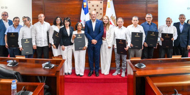 Ayuntamiento de Santiago reconoce a médicos graduados de la UASD en 1982 por sus 44 años de trayectoria