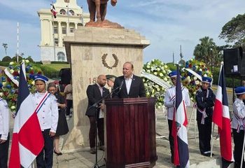 Autoridades de Santiago conmemoran el 163 aniversario de la Restauración de la República