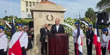 Autoridades de Santiago conmemoran el 163 aniversario de la Restauración de la República
