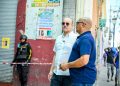 Alcalde Ulises Rodríguez inspecciona daños tras incendio que afectó 14 locales del Mercado Modelo