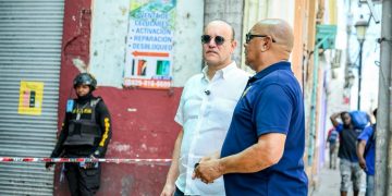 Alcalde Ulises Rodríguez inspecciona daños tras incendio que afectó 14 locales del Mercado Modelo