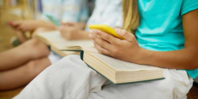 Un colegio dominicano demostró que las aulas son mejores sin celular