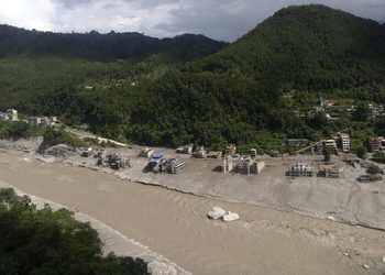 Sube a 584 el balance de muertos por la riada en Nepal