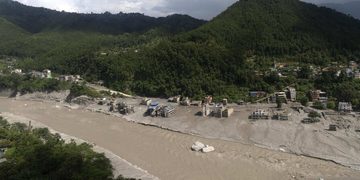 Sube a 584 el balance de muertos por la riada en Nepal