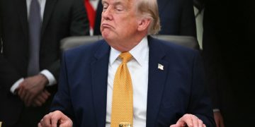 Trump retira fondos federales para procedimientos de transición de género en menores