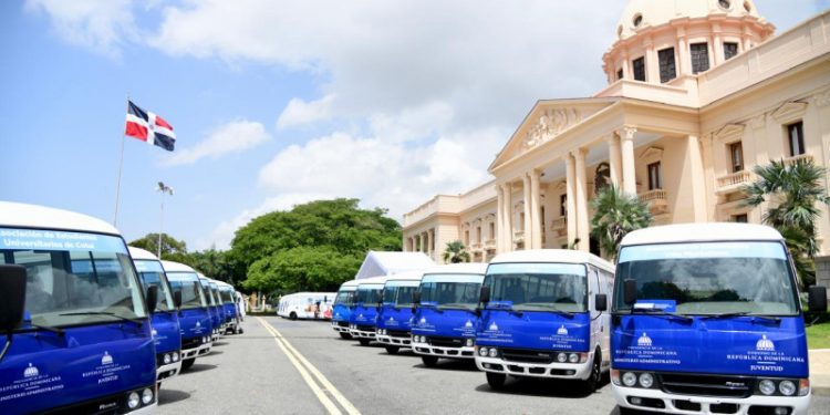 Gobierno entrega 40 autobuses para mejorar movilidad de universitarios
