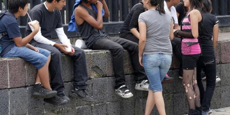 Sector femenino concentra la mayor proporción de jóvenes que ni estudia ni ni trabaja